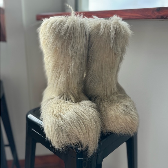 Vintage Modes Power 38 CREAM FUR BOOTS EUC - Picture 2 of 7